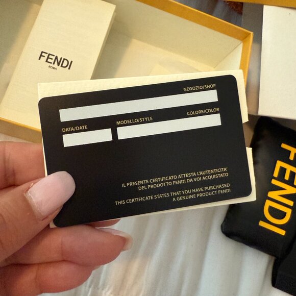 Fendi Logo Sunglasses - Style # FE40013U - NEW CONDITION - Picture 11 of 13